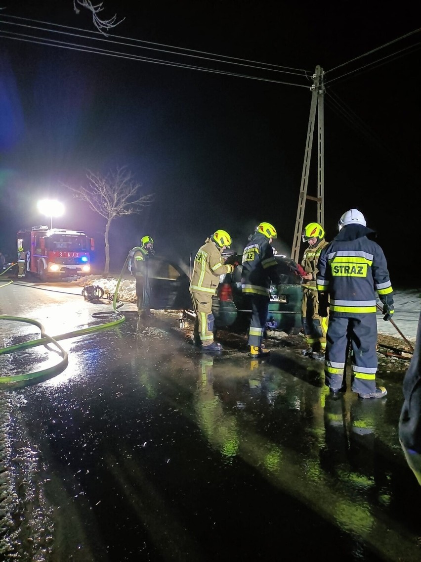 Gaszenie pożaru samochodu osobowego w Lipienku