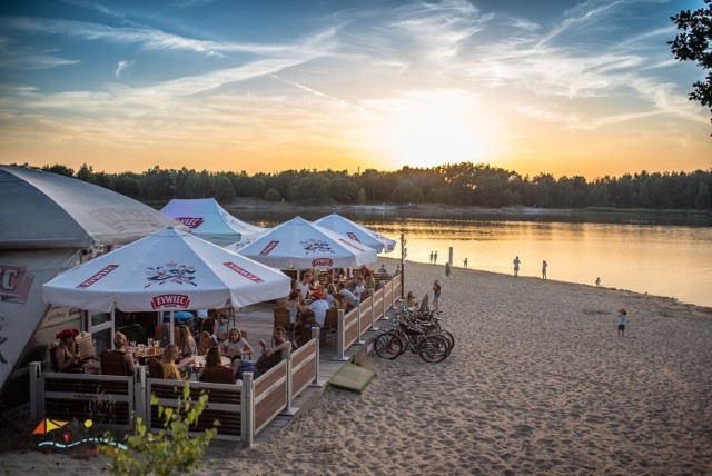 Łysina Beach Bar nad jeziorem Łysina w Bieruniu

Łysina Beach Bar znajduje się nad kąpieliskiem Łysina w Bieruniu. Lokal czynny jest do godz. 22.