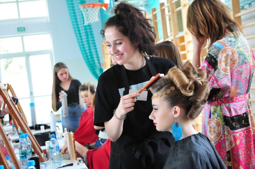 Te zachwycające fryzury stworzyły młode adeptki zawodu. „Kobieta Orientu” zainspirowała uczestniczki konkursu fryzjerskiego [ZDJĘCIA]