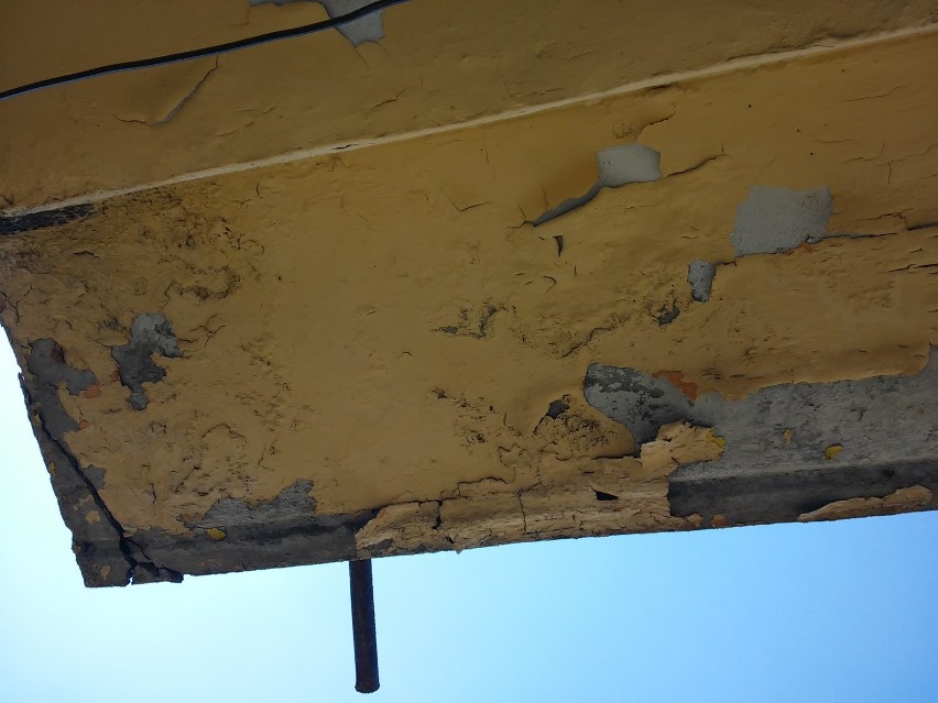 Z bloku przy 1 Maja 44A odpadają kawałki betonu z balkonów....