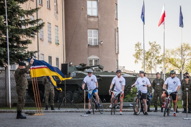Żołnierze 17. Wielkopolskiej Brygady Zmechanizowanej biorą udział w rowerowym rajdzie weteranów.  Wystartowali sprzed głównej bramy koszar.
