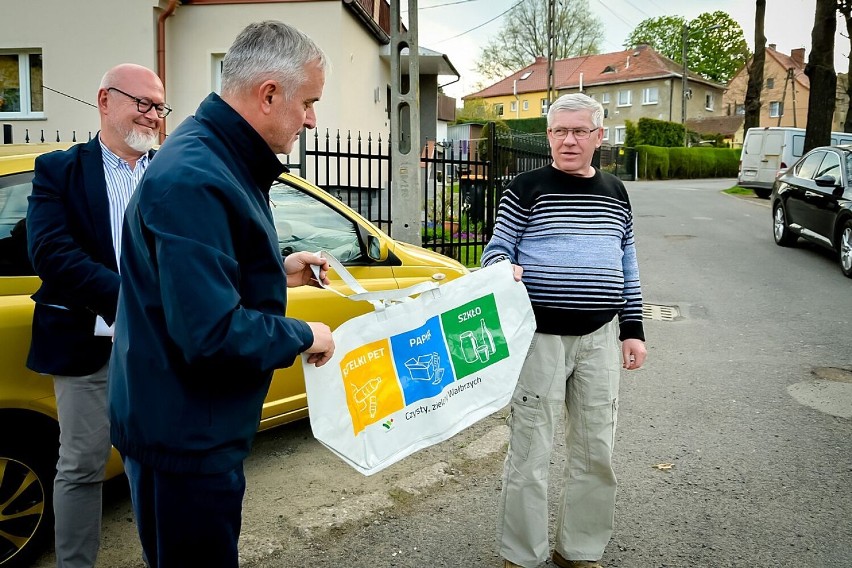 Wałbrzych: Miasto rozdaje wielorazowe torby na odpady. Zastąpią foliowe worki! (ZDJĘCIA i FILM)