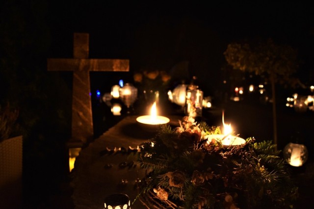 Wieczorny spacer po cmentarzu komunalnym w Śremie. W wieczór Wszystkich Świętych śremska nekropolia mieni się setkami świateł