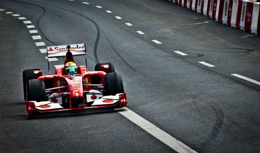 Felipe Massa zaprezentował warszawiakom bolid F1, którym...