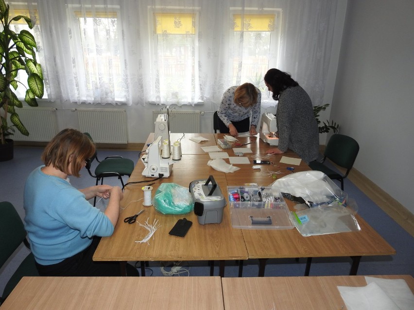 Miejsko-Gminny Ośrodek Kultury w Lipsku. Pracownicy szyją ochronne maseczki dla szpitala