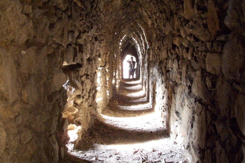 Wąskie korytarze Starego Książa były atrakcją tego miejsca....