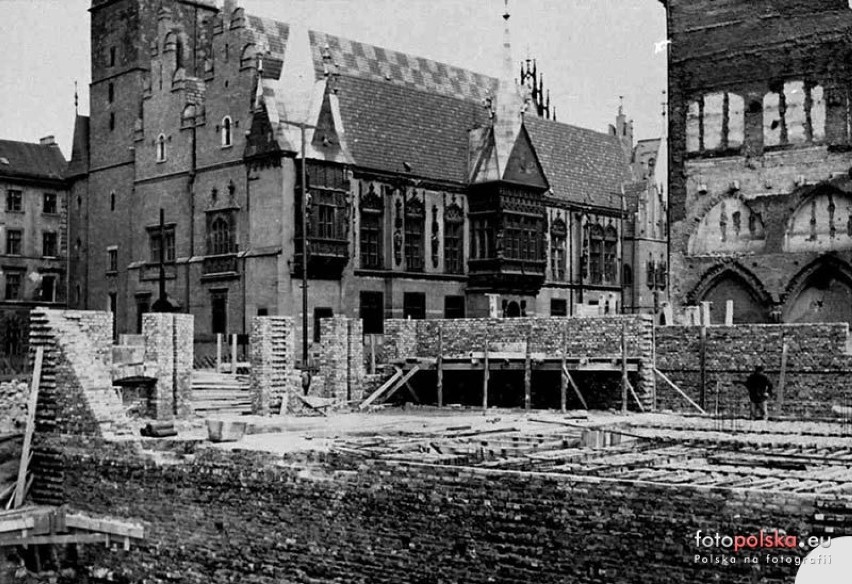 Wrocław. Zobacz, jak odbudowywano kamienice w Rynku w latach 50. XX wieku