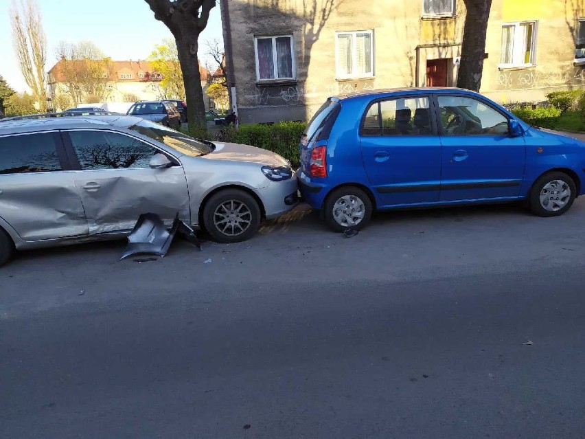 Uszkodzone auto na ulicy Lompy