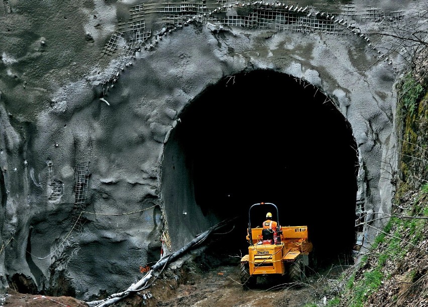Remont tunelu kolejowego w Trzcińsku na trasie Wrocław -...