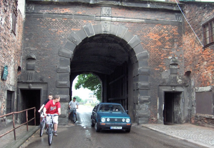 Główną częścią budowli jest tunel przejazdowy, sklepiony...