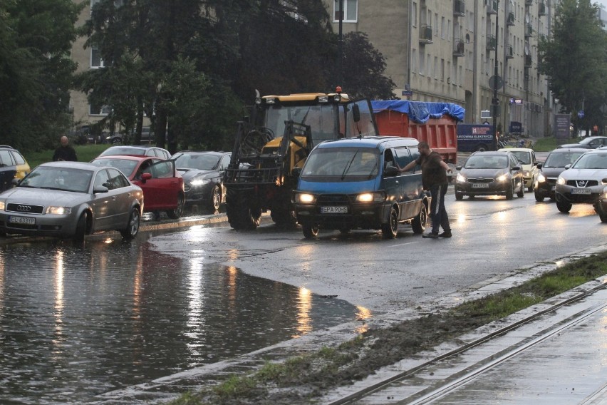 Burza w Łodzi. Sparaliżowane ulice, rozlewiska, zalane wiadukty. Zobaczcie, co się działo [ZDJĘCIA]