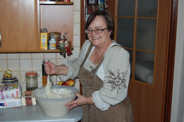 Barbara Wichrowska przygotowuje chleb domowy podczas warsztatów piekarskich