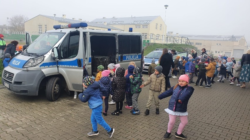 Policjanci odwiedzili dzieci z Przedszkola "Leśny Zakątek" w...