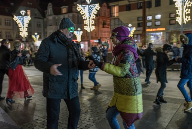 Taneczne pas na placu przed ratuszem