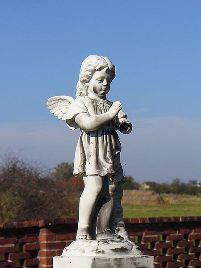 Angel on the cementery in Ochodze (Ochotz) in Upper Silesia http://commons.wikimedia.org/wiki/File:Ochotz_-_cementery.JPG