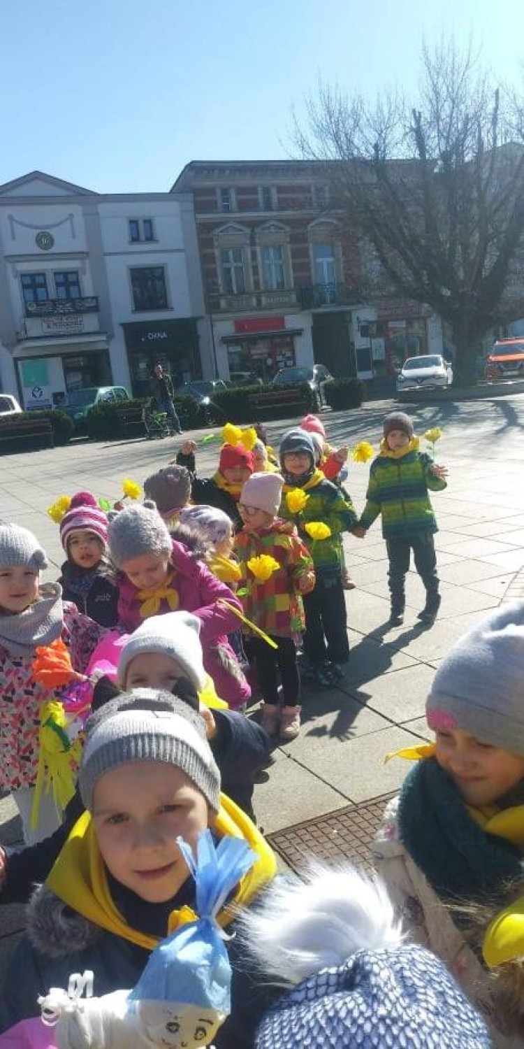 Pierwszy wiosenny spacerek przedszkolaków z "Trójki" 