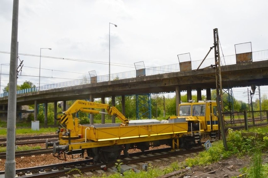 Wiadukt w Skarżysku zamknięty, ale wciąż stoi. Kiedy zaczną go wyburzać? (ZDJĘCIA)