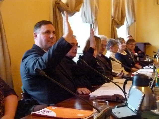 Radny R. Wójcik (z lewej)  uważa, że burmistrz zarabia  za dużo