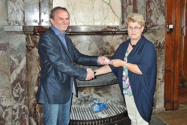Dyrektor Elżbieta Szumska wczoraj oddała klucz do MDK prezesowi Kielartu Wojciechowi Banasikowi.