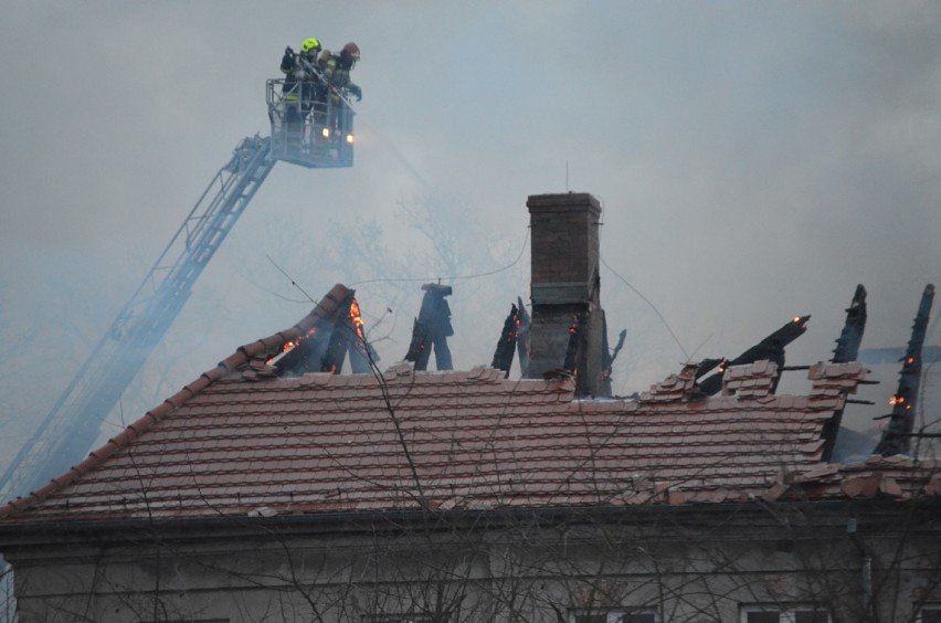 Pożar pałacu w Sieroszowicach koło Polkowic. ZDJĘCIA/FILMY [AKTUALIZACJA]