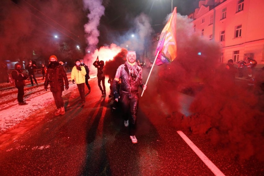Strajk Kobiet, Warszawa. Policja użyła wobec protestujących gazu łzawiącego. Relacja, zdjęcia, wideo