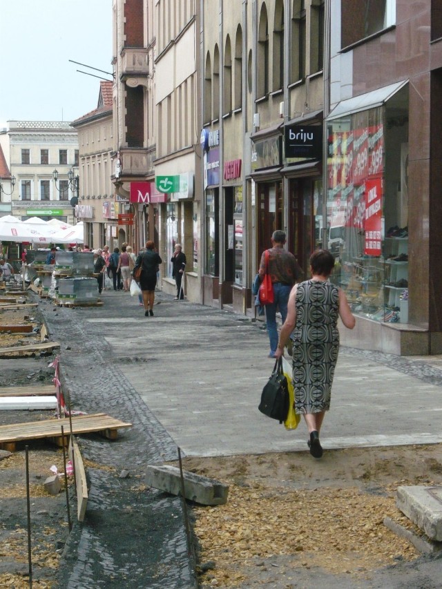 Rybniczanie spacerują już po nowej kostce