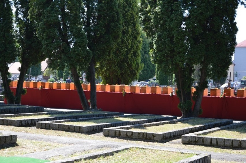 Szczątki ekshumowanych 30 czerwonoarmistów spoczęły w Sączu [ZDJĘCIA]