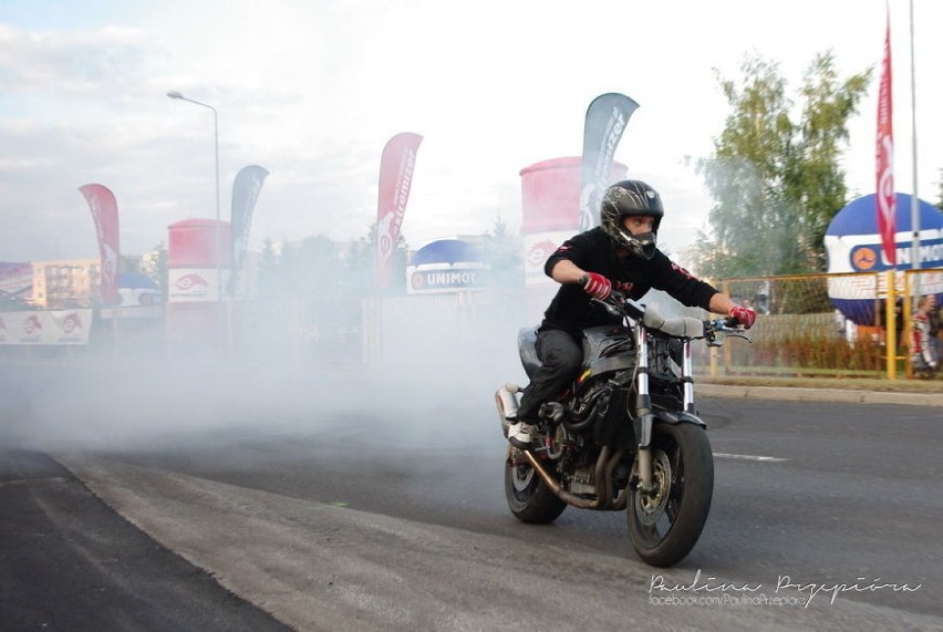 Pokaz stuntu motocyklowego na zamkniętej ul. Fieldorfa-Nila...