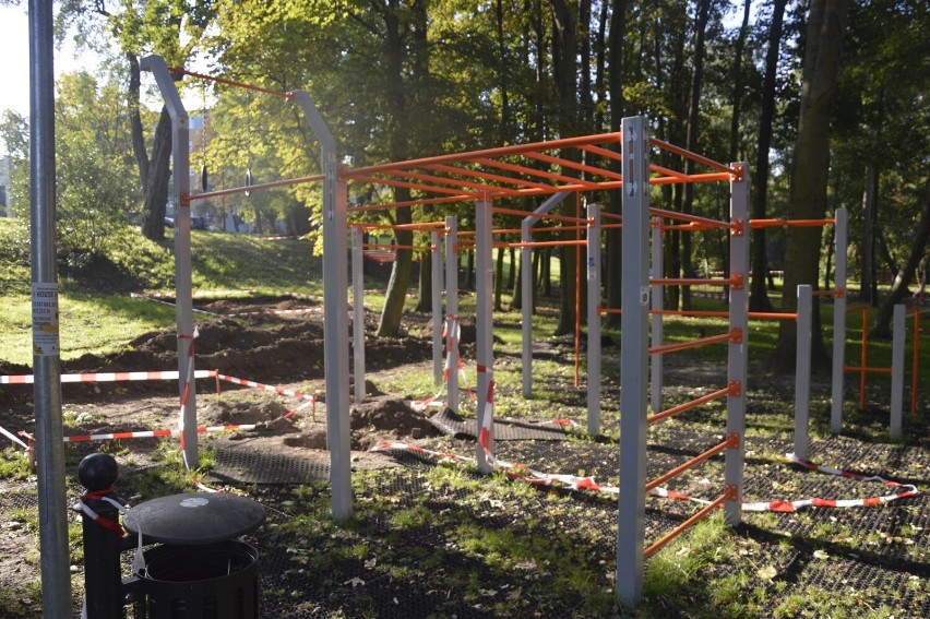 W Parku przy ul. Budowlanych są narzędzia do Street Workout....