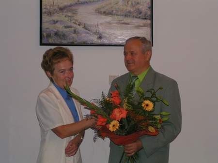 Za owocną pracę Zofii Mościcikiej, dyrektor DPS nr 2 podziękował Witold Piórkowski, starosta.