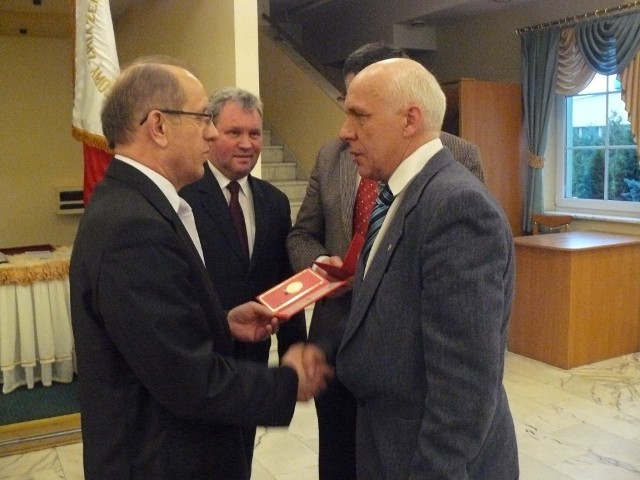 Stanisław Sipa wręcza medal Mirosławowi Koprowi (z prawej)