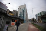 W Sosnowcu linoskoczek idzie po linie między kamienicami. To nowy mural w mieście