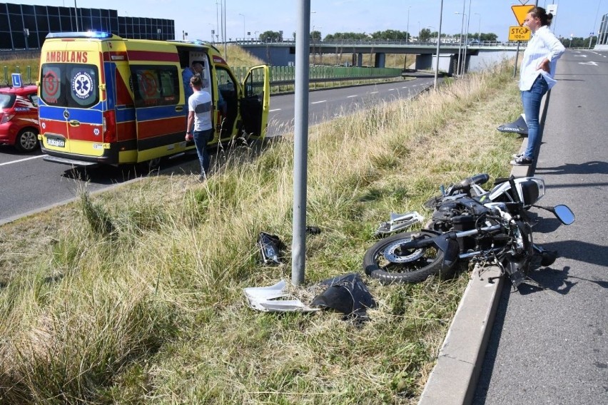 Groźny wypadek w Kielcach. Młoda kobieta nie zapanowała nad motocyklem (WIDEO, zdjęcia)