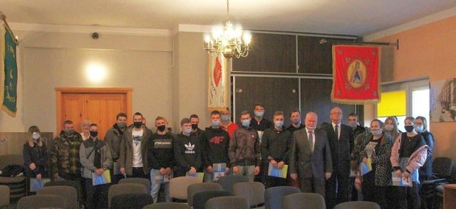 Tegoroczni absolwenci inowrocławskiego "Rzemieślnika" wraz z szefostwem cechu po uroczystości wręczenie dyplomów czeladniczych