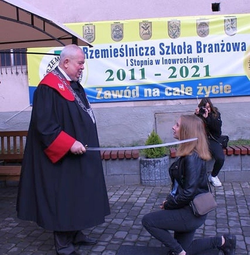 Inowrocław. Pasowanie na uczniów i wręczenie dyplomów czeladniczych w Zespole Szkół Zawodowych Rzemiosła [zdjęcia]
