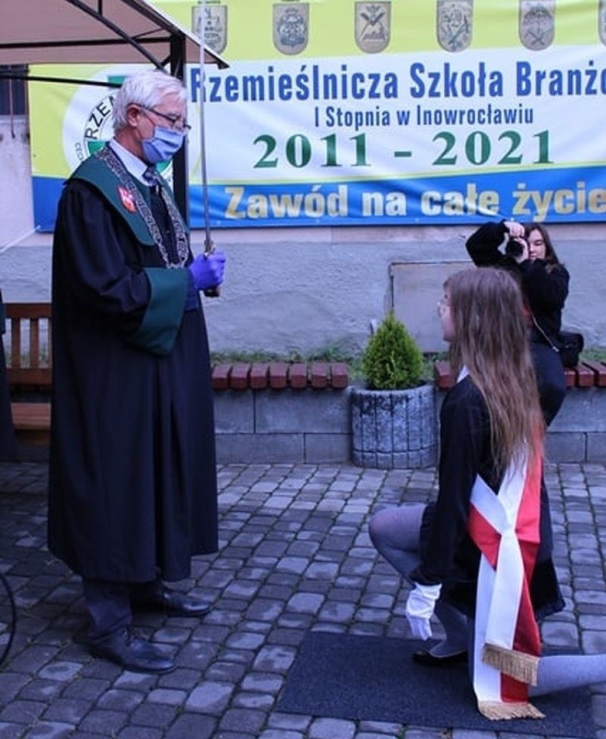 Inowrocław. Pasowanie na uczniów i wręczenie dyplomów czeladniczych w Zespole Szkół Zawodowych Rzemiosła [zdjęcia]