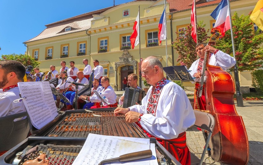 Zespół liczy 50 muzyków i składa się wyłącznie z mężczyzn,...