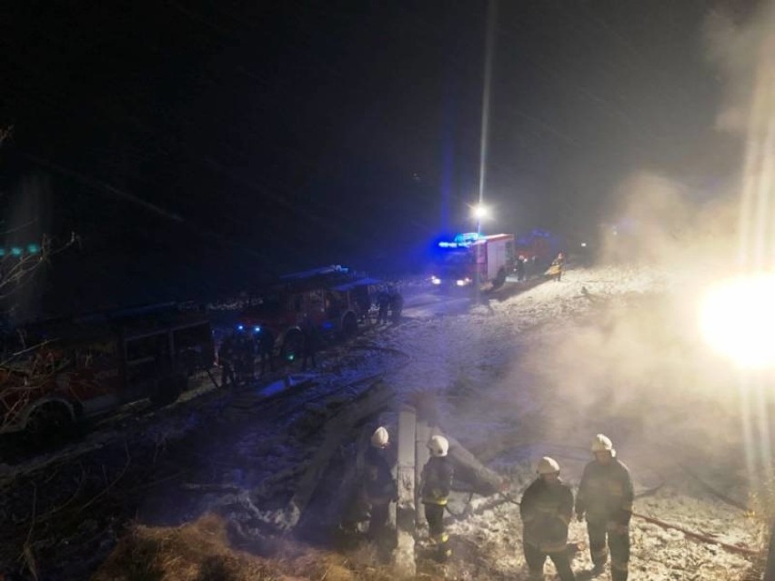 W Krużlowej Wyżnej zapaliła się stodoła. Po akcji gaśniczej strażacy utknęli na miejscu zdarzenia