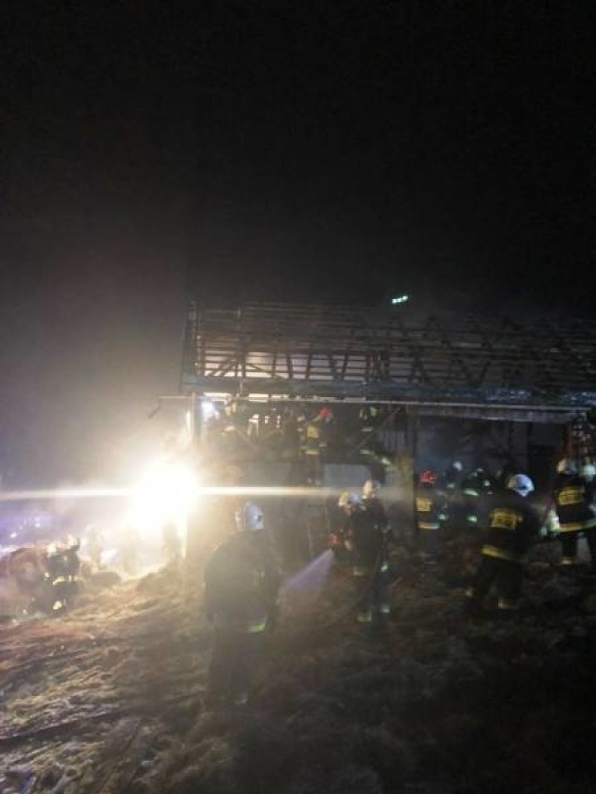 W Krużlowej Wyżnej zapaliła się stodoła. Po akcji gaśniczej strażacy utknęli na miejscu zdarzenia