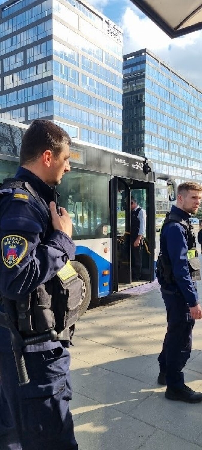 Kraków. Zastraszali pasażerów w autobusie. Do czasu aż wparowali mundurowi