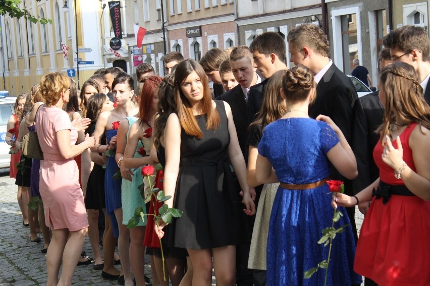 Głogów: Gimnazjaliści tańczyli poloneza na rynku (Foto)