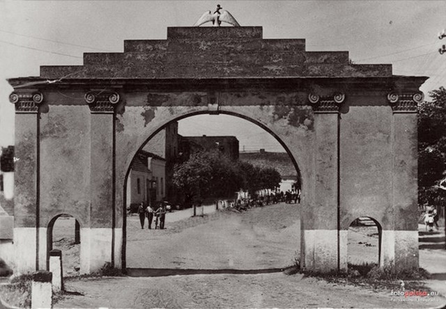 Brama Napoleona w Ślesinie w latach 1960-66