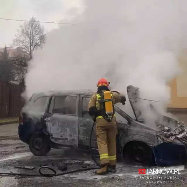 Samochód błyskawicznie stanął w płomieniach. Akcja gaśnicza prowadzona była na parkingu przy ul. Gumniskiej, na wprost Mostowej