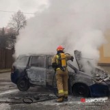 Tarnów. Akcja gaśnicza przy ulicy Gumniskiej. Samochód błyskawicznie stanął w płomieniach. Ogień opanowali dopiero strażacy