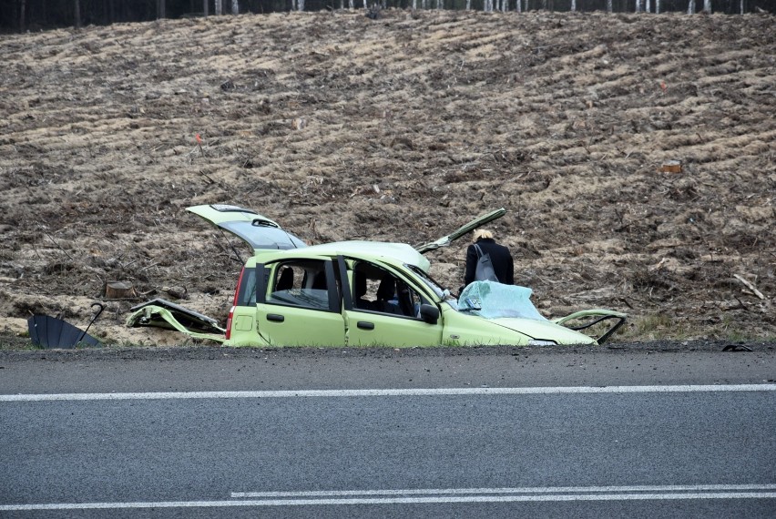 Wypadek ciężarówki i fiata pandy na DK10