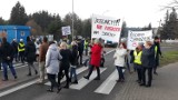 Pilchowo. Mieszkańcy zablokowali drogę. Protestowali, bo chcą ośmioklasowej szkoły [ZDJĘCIA]