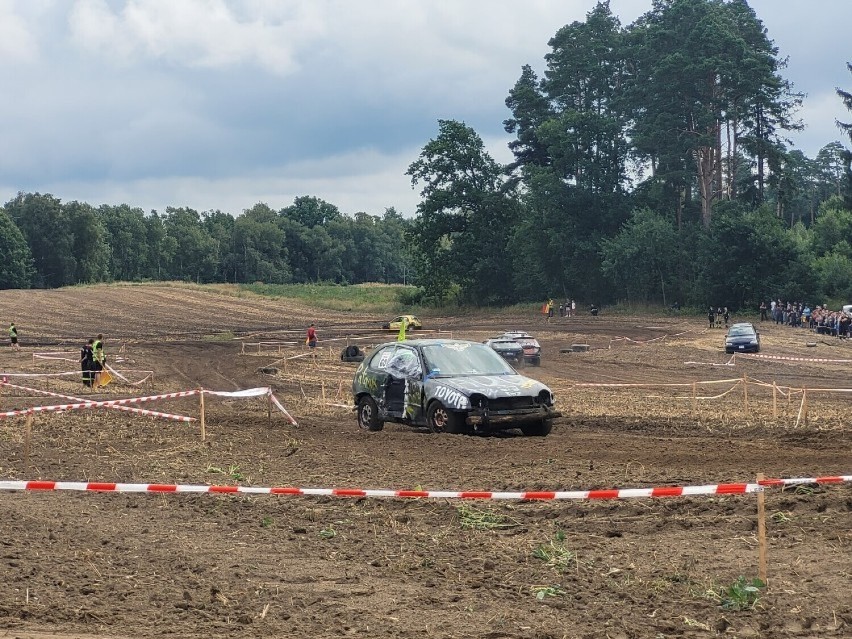 Wrak Race Kwidzyn na torze motocrossowym w Bądkach pod hasłem "Jedziemy dla Weroniki". Na uczestników czeka mnóstwo atrakcji