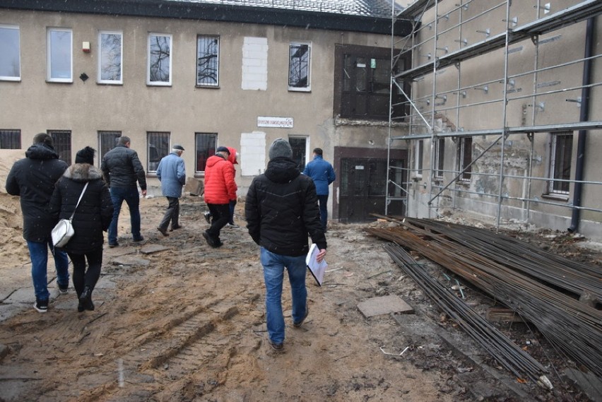 Człuchów. Radni na placach budów MDK, przy dworcu PKP i nad jeziorem