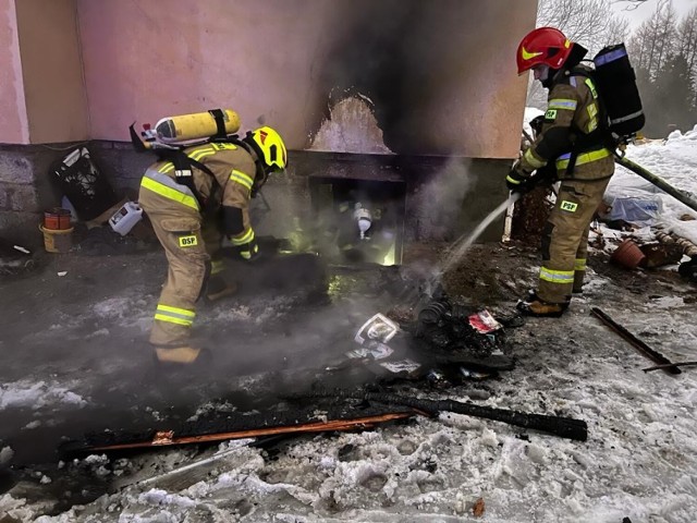 Pożar piwnicy zagrażał pozostałej części domu jednorodzinnego w Mystkowie