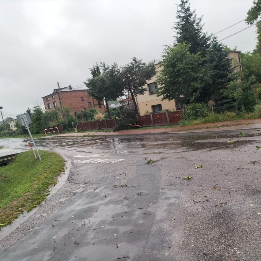 Wichura zniszczyła nagrobki na cmentarzu w Lublińcu. Pod Kłobuckiem zrywała dachy 